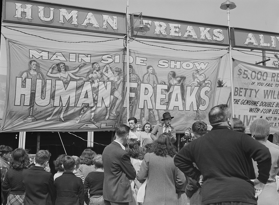 Fotografia in bianco e nero di un freak show alla fiera di Rutland, Vermont, 1941.